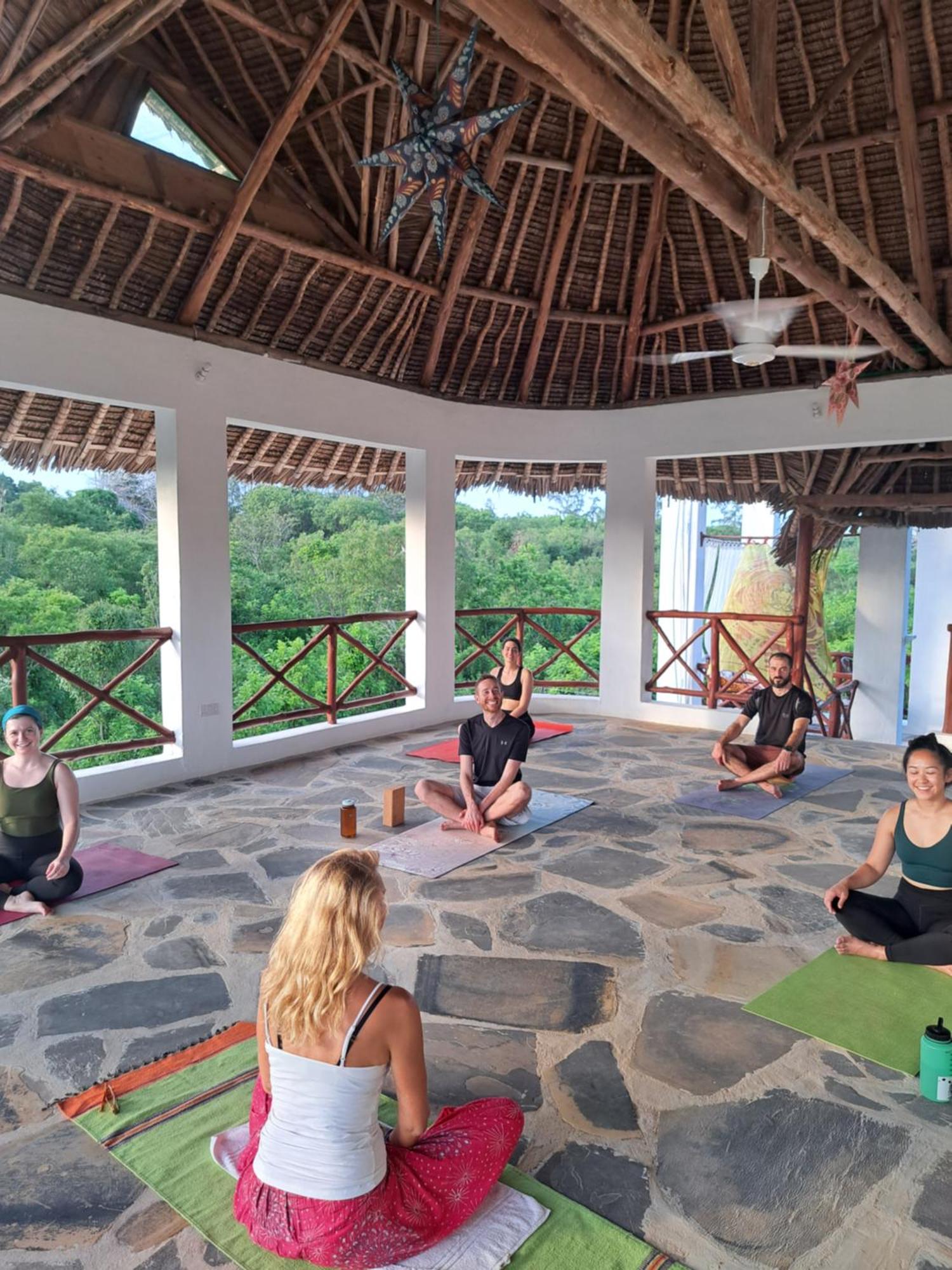 Bed and Breakfast Diani Yoga Barn Укунда Экстерьер фото